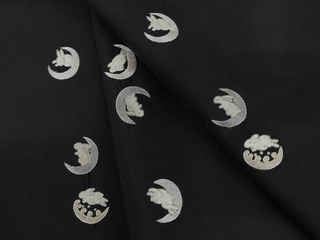 平和屋着物●本場縞大島紬 総刺繍 兎 黒地 正絹 逸品 AABM2078cs