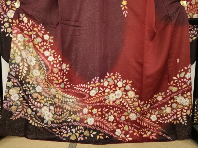 平和屋着物●越後十日町の一流染匠 桐屋・翠山工房 徳永憲峯 振袖 絞り 舞花文 金彩 金通し地 正絹 逸品 AABM3075ck