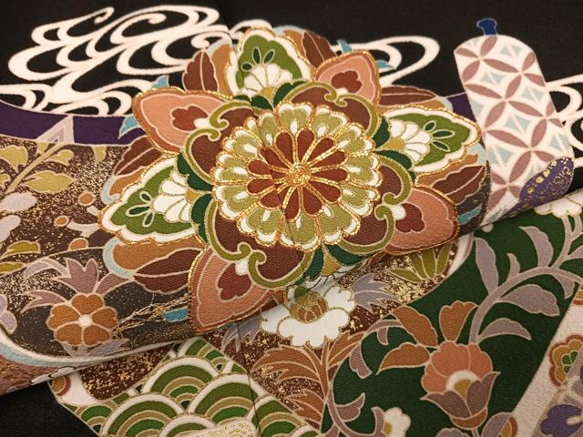 平和屋着物●豪華黒留袖 作家物 駒刺繍 流水花文 金彩 正絹 逸品 未使用 AABM3282ph