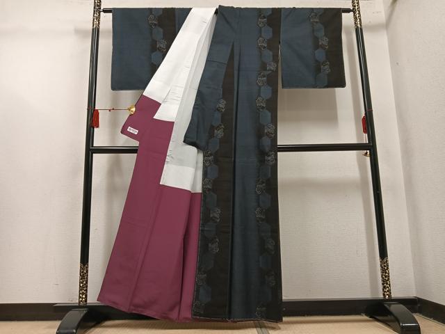 平和屋着物●本場大島紬 古代染色純泥染め 9マルキ 亀甲草花文 宮脇兼太郎商店謹製 やまと誂製 証紙付き 正絹 逸品 未使用 AABM3391ph