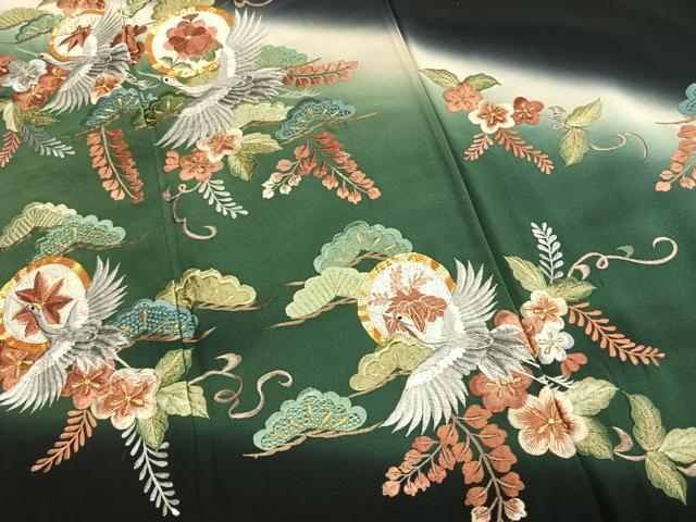 平和屋着物●豪華黒留袖 作家物 駒刺繍 総刺繍 飛鶴枝松花文 暈し染め 金糸 正絹 逸品 未使用 AABM3945fy
