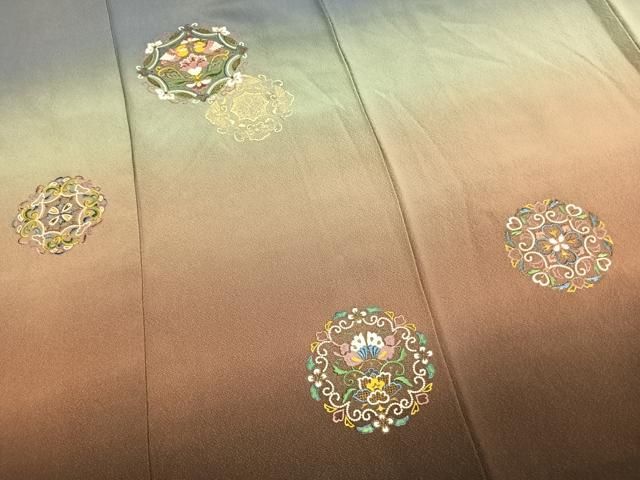 平和屋着物●中国三大刺繍 スワトウ刺繍 汕頭刺繍 相良刺繍 総刺繍 訪問着 吉祥舞蝶花鳥文 暈し染め 金糸 金彩 正絹 逸品 AABM8760fy