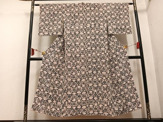 平和屋着物●工芸小紋 型染め 花蝶丸文 鬼しぼ縮緬 正絹 逸品 AABN0435ph