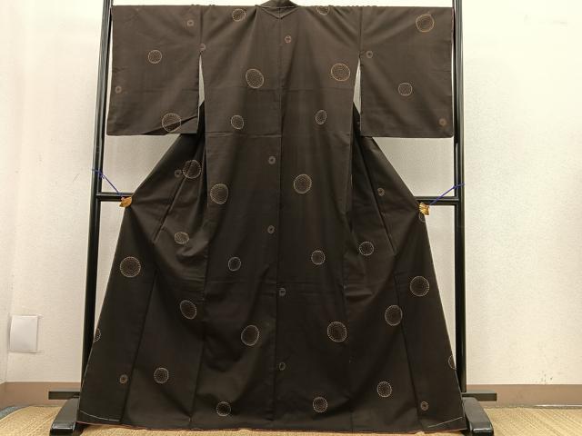 平和屋着物●本場大島紬 純泥染め 7マルキ 丸文 証紙付き 正絹 逸品 BAAL9458pk