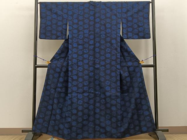 平和屋着物●上質な小紋 紬地 藍 型染め 亀甲風景舞蝶文 正絹 逸品 BAAW0901hj