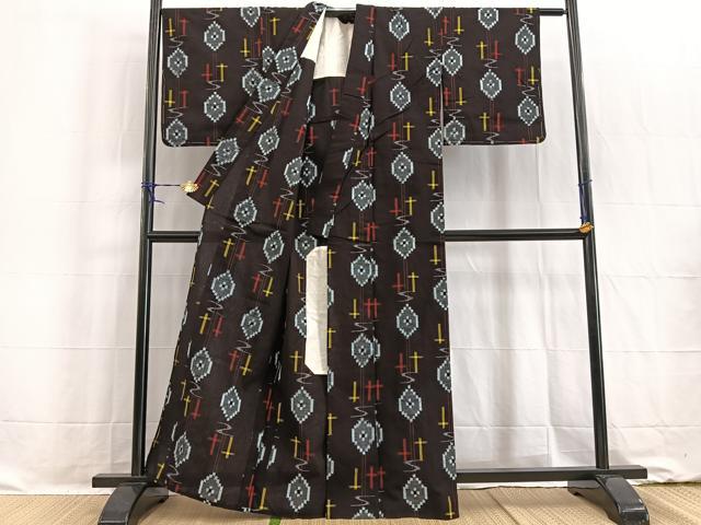 平和屋着物●久留米絣 単衣 琉球絣文様 黒鳶色 綿 逸品 未使用 BAAW2205yc