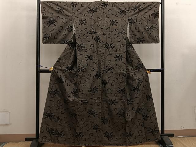 平和屋着物●本場大島紬 古代染色 純泥染め 更紗花唐草文 証紙付き 正絹 逸品 未使用 BAAW3664mz