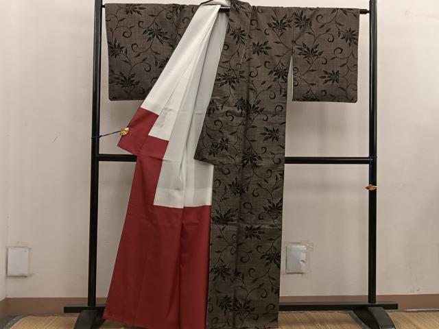 平和屋着物●本場大島紬 古代染色 純泥染め 更紗花唐草文 証紙付き 正絹 逸品 未使用 BAAW3664mz