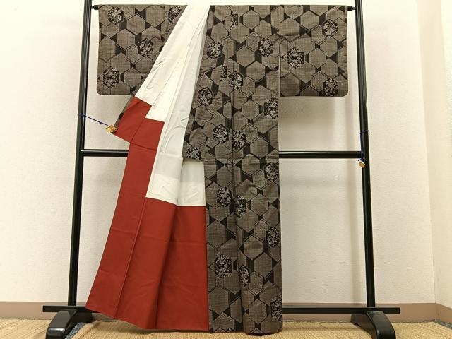 平和屋着物■本場大島紬 7マルキ 亀甲草葉文 正絹 逸品 BAAW9654hj