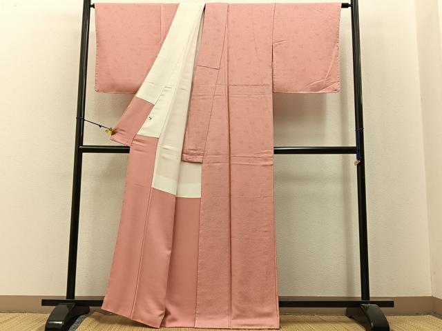 平和屋着物●上質な色無地 菊桐地紋 珊瑚色 反端付き 正絹 逸品 未使用 BAAX6407hj