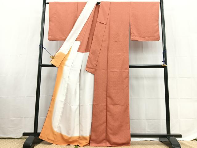 平和屋着物■色無地 背抜き仕立て 紗綾形地紋 真赭色 洗える着物 BAAX9403yc