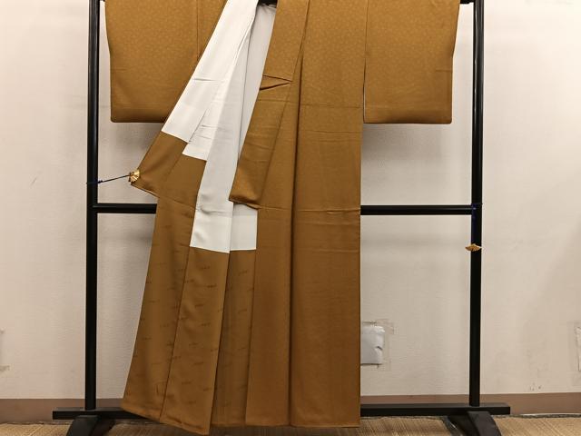 平和屋着物●染色作家 斉藤三才 色無地 草花地紋 桑茶色 正絹 逸品 BAAY0269mz