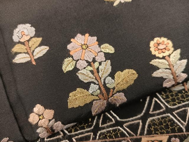 平和屋着物●訪問着 本場大島紬 総刺繍 スワトウ刺繍 草花文 黒地 金糸 正絹 逸品 BAAY1212mz
