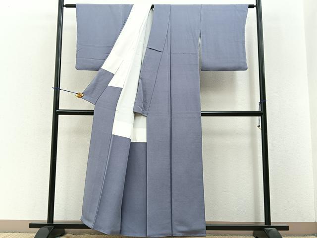 平和屋着物●上質な色無地 作家物 薄鼠色 鬼しぼ縮緬 反端付き 正絹 逸品 BAAY3666hj