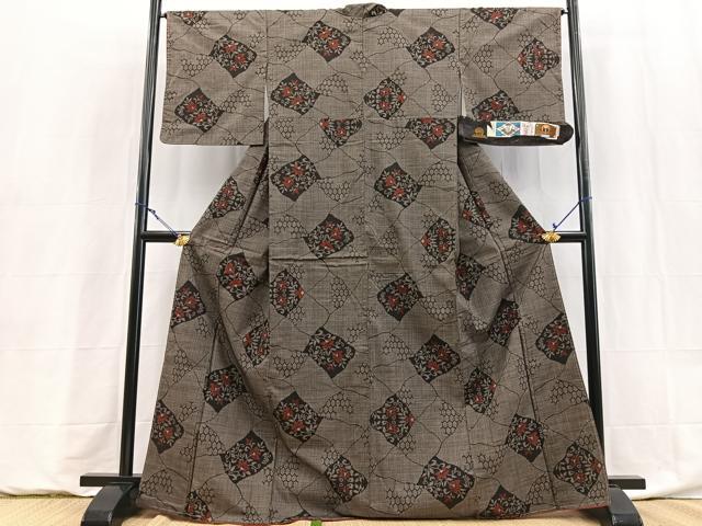 平和屋着物●本場大島紬 泥染め 7マルキ 切嵌更紗花文 証紙付き 正絹 逸品 BAAY5994yc