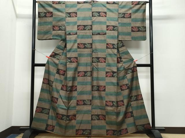 平和屋着物●本場大島紬 9マルキ 泥染め 横段舞蝶文 正絹 逸品 CAAS8416vf