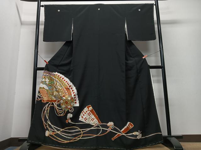 黒留袖　檜扇　相良刺繍　金彩加工　四季花　正絹　裄65.5 身丈158 袖49 平和屋着物□豪華黒留袖 駒刺繍 檜扇文 暈し染め 金彩 正絹 逸品