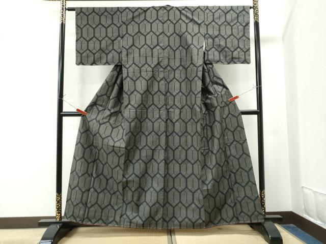 平和屋着物●本場大島紬 7マルキ 亀甲重ね文 正絹 逸品 未使用 CAAU1901yc