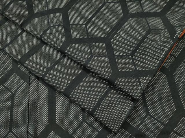 平和屋着物●本場大島紬 7マルキ 亀甲重ね文 正絹 逸品 未使用 CAAU1901yc