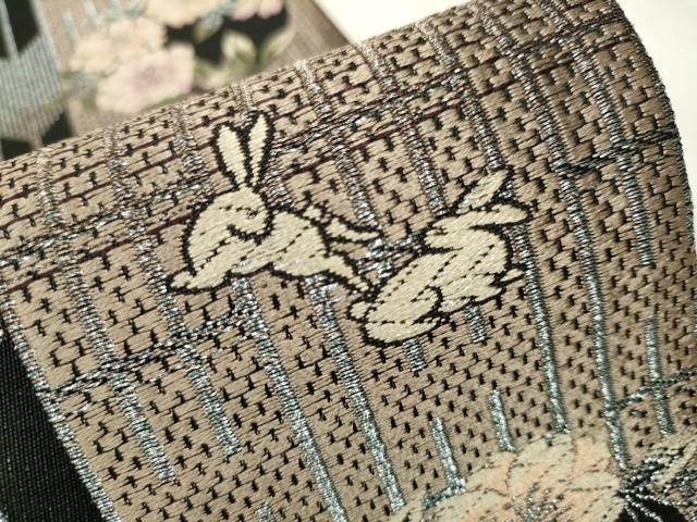 平和屋着物●両面 半幅帯 唐織 兎 菊文 りぼん織 銀糸 正絹 逸品 CAAV7091hy