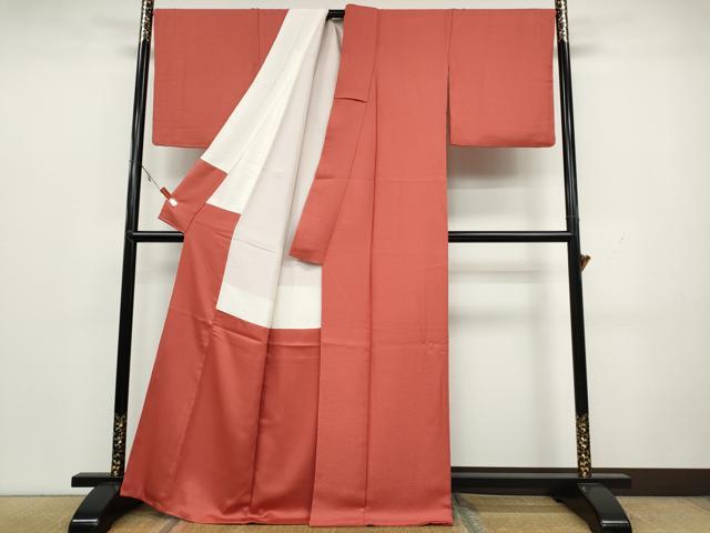平和屋着物●本草木染作家 瑞寶 色無地 霞地紋 甚三紅色 正絹 逸品 CAAX4654ut