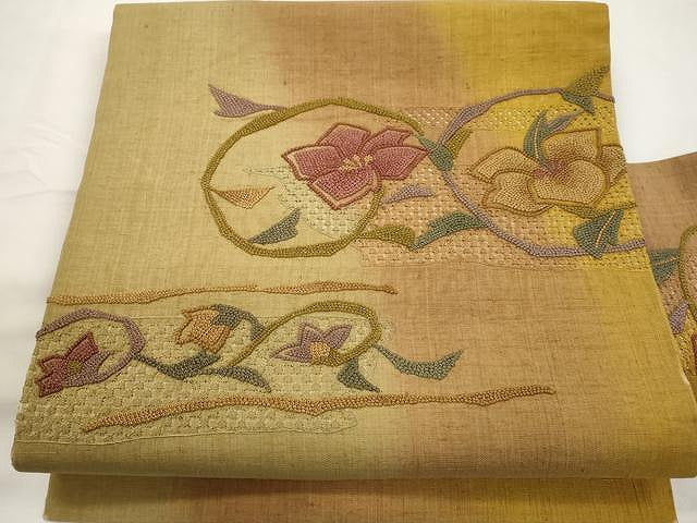 ☆ 名古屋帯 紬 刺繍柄 汕頭刺繍 相良刺繍 花唐草模様 黄橡色 O-5083 ☆ 名古屋帯 紬 刺繍柄 汕頭刺繍 相良刺繍 花唐草模様 黄橡色