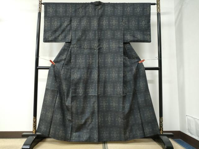 平和屋着物●本場大島紬 7マルキ 陶器花唐草文 正絹 逸品 CAAZ2804yc