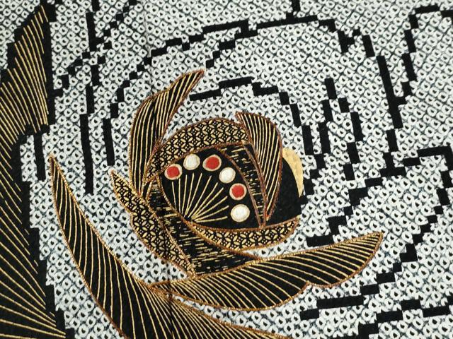 平和屋着物●豪華振袖 総絞り 駒刺繍 牡丹 黒地 金彩 鈴乃屋扱い 正絹 逸品 CAAZ3020yc