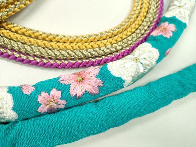 平和屋着物●和装小物 振袖用帯締め 丸ぐけ 刺繍 牡丹 小田巻き 金糸 未使用 CABC0962ju