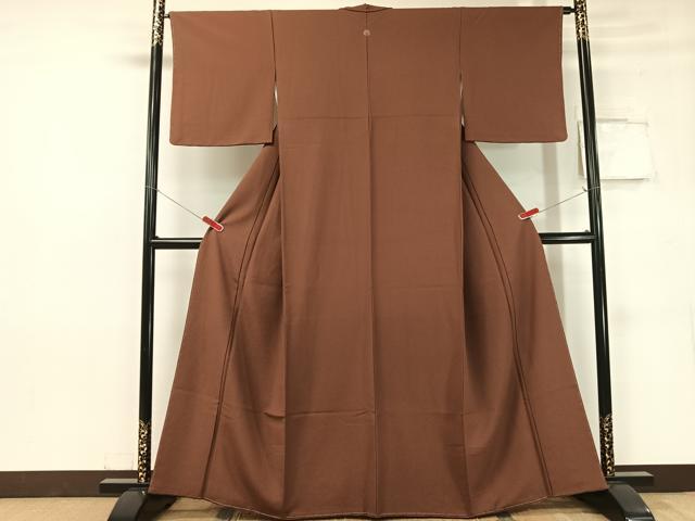 平和屋着物●洗える最高級着物 <英>はなぶさ謹製 色無地 焦茶色 鬼しぼ縮緬 未使用 CABC2654vp