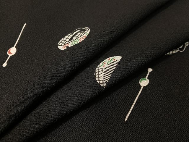平和屋着物●上質な小紋 ぽっくり下駄 簪 櫛 黒地 三越扱い 正絹 逸品 CABC2763vp
