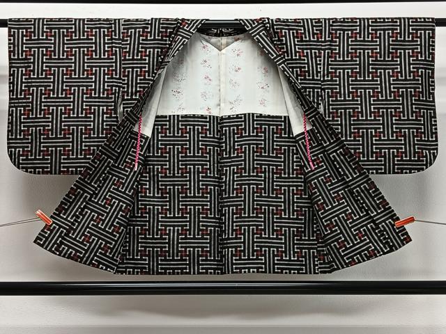 平和屋着物∞本場大島紬 龍郷絣 秋名バラ 羽織 幾何学文 黒地 正絹 逸品 CABD4711ua
