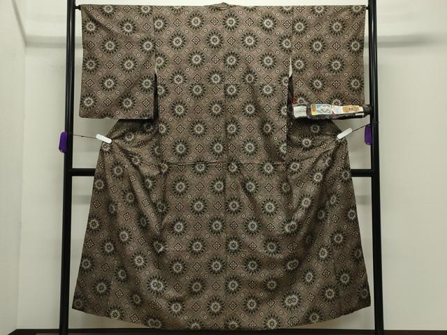 平和屋着物●本場大島紬 龍郷絣 泥染め 菱吉祥花文 小山泰蔵作 証紙付き 正絹 逸品 CABD9084gh
