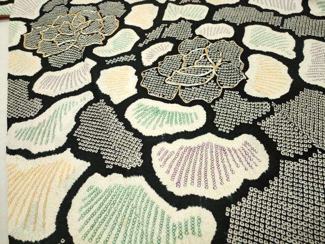 平和屋着物●豪華振袖 総絞り 駒刺繍 舞花文 黒地 正絹 逸品 CABD9172gh