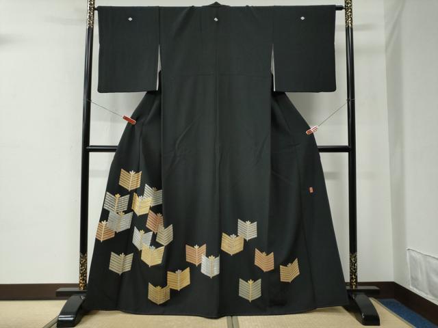 平和屋着物●豪華黒留袖 作家物 駒刺繍 矢羽文 金彩 正絹 逸品 CABE2140yc