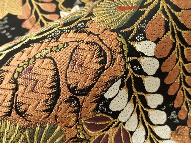 平和屋着物●六通柄袋帯 唐織 松藤紅葉文様 黒地 金糸 正絹 逸品 CABF0335ak