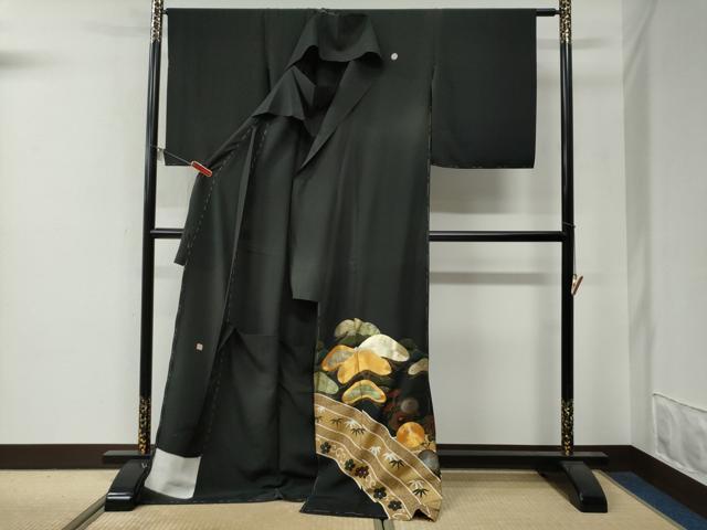 平和屋着物●豪華黒留袖 作家物 駒刺繍 万寿菊 松笹花唐草文 金彩 仮絵羽 正絹 逸品 未使用 CABG0511yc