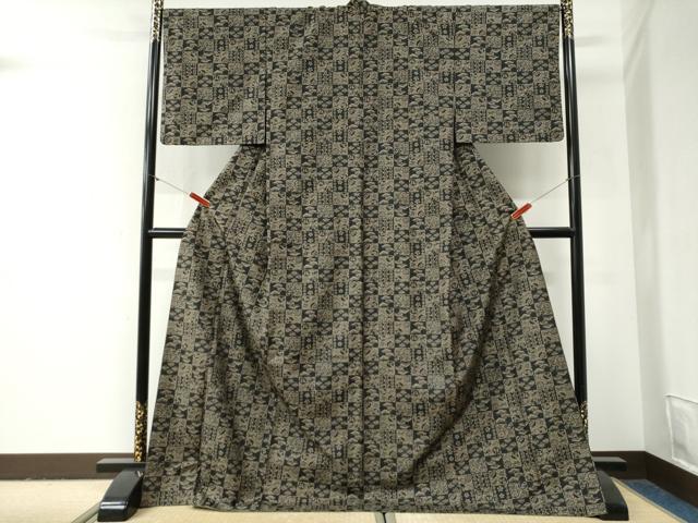平和屋着物●本場大島紬 9マルキ 市松竹梅花蝶文 ロング丈 正絹 逸品 CABG1010yc