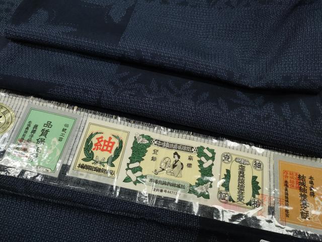 平和屋着物●本場真綿結城紬 100亀甲 横段舞蝶草木文 証紙付き 正絹 逸品 CABH2612ut