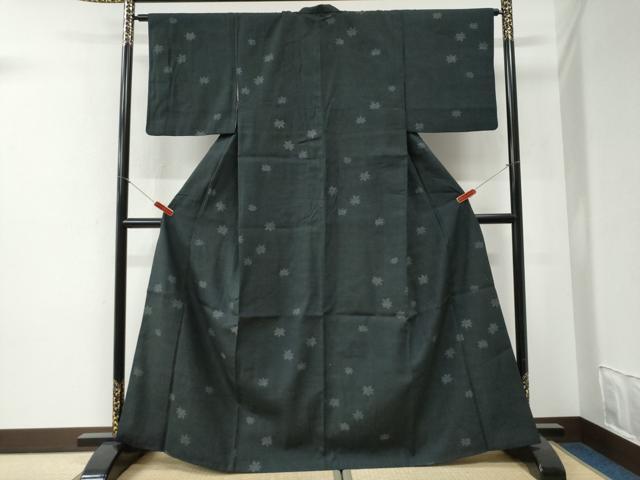平和屋着物●本場結城紬 重要無形文化財 100亀甲 飛び亀甲柄 舞葉文 黒地 正絹 逸品 CABI2014yc