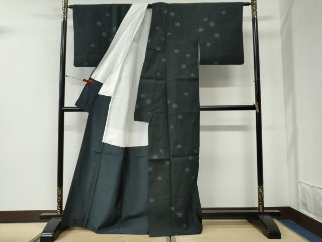 平和屋着物●本場結城紬 重要無形文化財 100亀甲 飛び亀甲柄 舞葉文 黒地 正絹 逸品 CABI2014yc