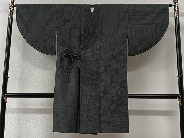 平和屋着物#本塩沢 道中着 山田織 136亀甲 草花文 黒地 ロング丈 証紙付き 正絹 逸品 CABI9418ua