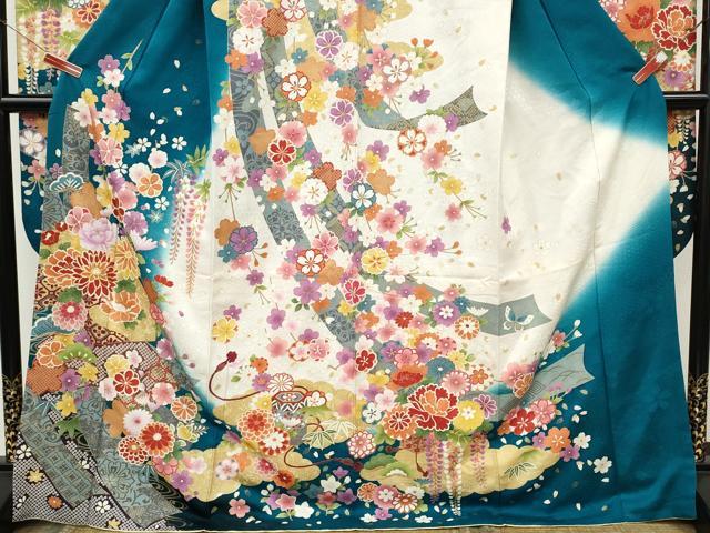 平和屋着物●豪華振袖 駒刺繍 地紙貝桶花文 暈し染め 銀通し地 正絹 逸品 CABJ6667ut