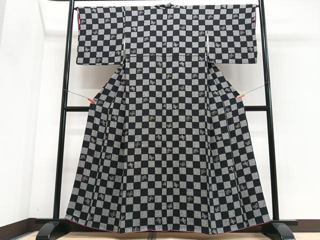 平和屋着物■上質な小紋 市松舞蝶文 黒地 鬼しぼ縮緬 正絹 逸品 CABJ8342xe