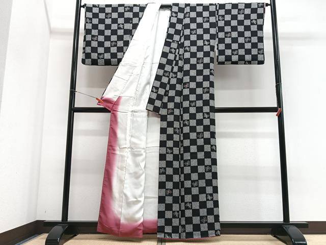 平和屋着物■上質な小紋 市松舞蝶文 黒地 鬼しぼ縮緬 正絹 逸品 CABJ8342xe