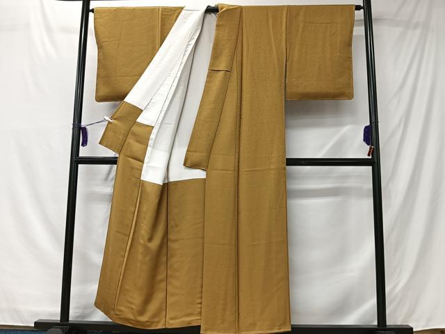平和屋着物■上質な色無地 舞蝶地紋 黄朽葉色 正絹 逸品 未使用 CABK0132ua