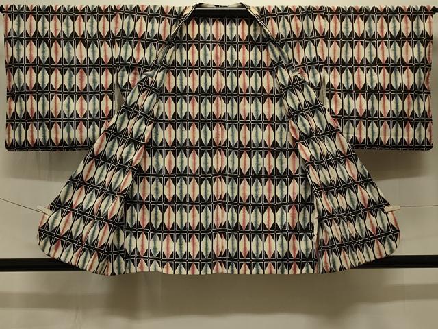 平和屋着物#道行コート 幾何学文様 黒地 正絹 逸品 CABK3365in