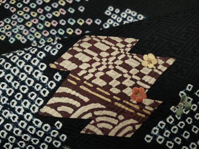 平和屋着物●訪問着 絞り 刺繍 松皮菱花文 黒地 金彩 正絹 逸品 CABK8391ut
