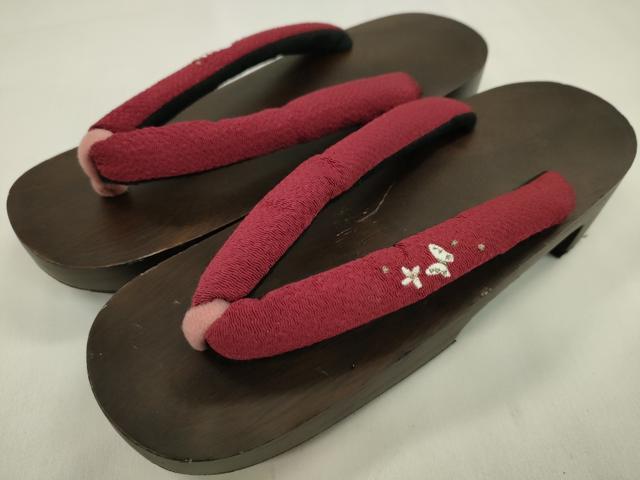 平和屋着物▼和装小物 右近下駄まとめて3足 浴衣 縮緬 刺繍 蝶 赤 黄 M~L 未使用あり 逸品 CABL2664ju