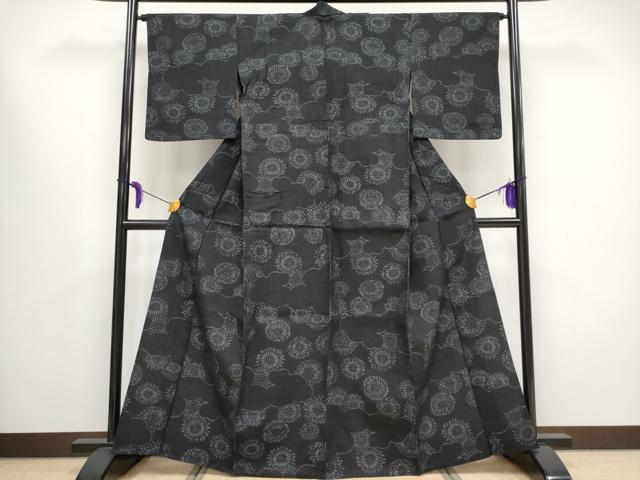 平和屋本店▽極上 本場結城紬 重要無形文化財 単衣 雲取り舞花文 黒地 証紙付き 逸品 CYAA1588s5